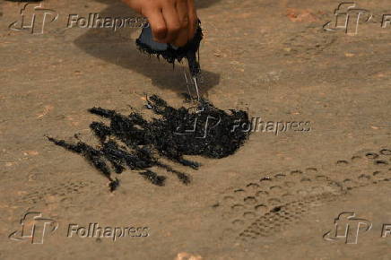 Asfalto derrete em periferia de Petrolina (PE)