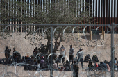 Unos 400 migrantes cruzan por la fuerza a Estados Unidos desde Ciudad Jurez