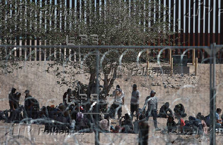 Unos 400 migrantes cruzan por la fuerza a Estados Unidos desde Ciudad Jurez