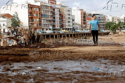 Flood-affected residents share opposite views on the Valencia marathon