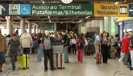 Intensa movimentao de passageiros na rodoviria do Tiet