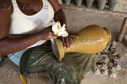 Produo de peas de cermica artesanal no distrito de Maragogipinho