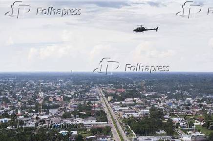 Helicptero do Ibama sobrevoa a cidade de Tabatinga