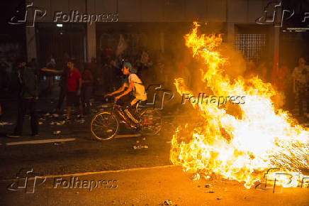 Fogo na avenida Paulista, onde tambm houve conflito com foras policiais