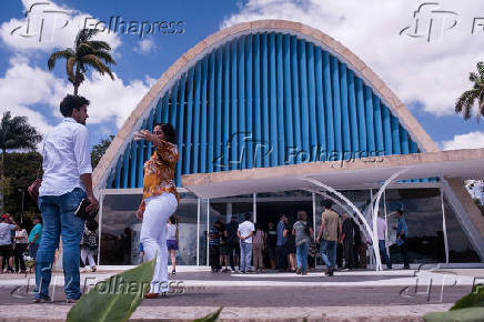 Turistas visitam a Igreja de So Francisco de Assis, na Pampulha, na capital mineira, que foi reformada