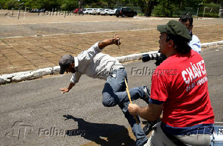 Militantes de Maduro entram em confronto com os apoiadores de Guaid, em Braslia (DF)