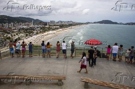 Turistas no Mirante da Campina, na praia da Enseada, que teve orla recuperada