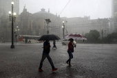 Pedestres enfrentam forte chuva em SP