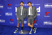 El negro y los diseos clsicos intervenidos dominaron la alfombra de los Latin Billboards