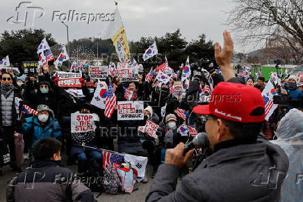 Pro-Yoon supporters take part in a rally outside the Seoul Detention Center in Uiwang