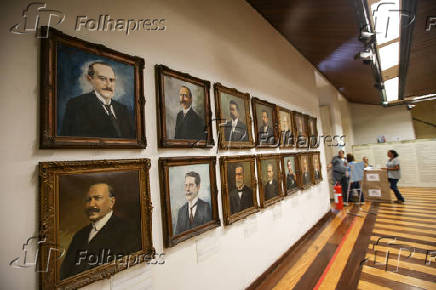 Retratos de ex-governadores no salo que presta homenagens aos polticos da Bahia, no Palcio Rio Branco