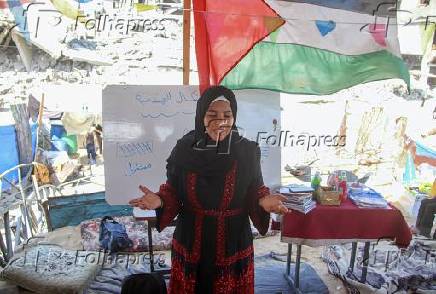 Crianas palestinas recebendo educao dentro de uma tenda escolar.