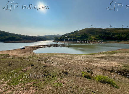 Nvel baixo da Represa de Paraibuna SP