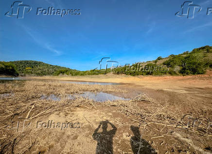 Nvel baixo da Represa de Paraibuna SP