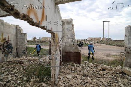 Syrian Civil Defense team clears unexploded ordnance in Idlib countryside