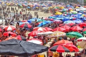 Praia de Copacabana lotada com banhistas e turistas