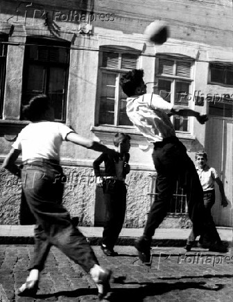 Meninos jogam bola em rua paulistana em 1957