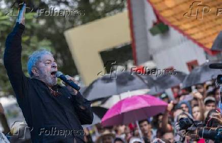 Lula em ato com integrantes do MST