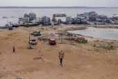 Carregadores movimentam mercadorias no Porto de Manaus