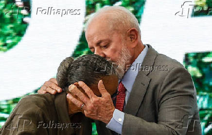 Lula beija Marina Silva e expe curativo no dedo mdio