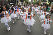 Cientos de bolivianos realzan con un desfile el espritu navideo entre deseos de unidad