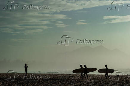 Surfistas na praia do Recreio