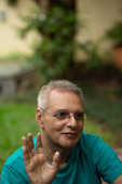 O escritor e jornalista Gilberto Dimenstein, no jardim de sua casa, em SP