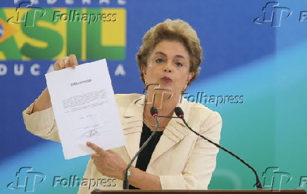 Dilma mostra termo de posse em Braslia, DF