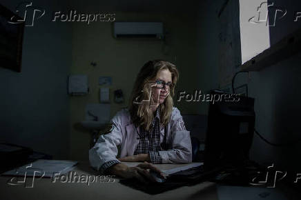 Top model Ana Michels, que trabalha como residente no Hospital Geral de Carapicuba, em SP