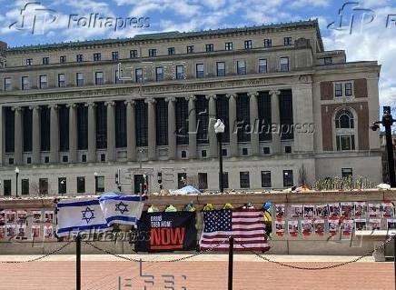 Estudiantes de Columbia colocan banderas de Israel frente a la sentada propalestina