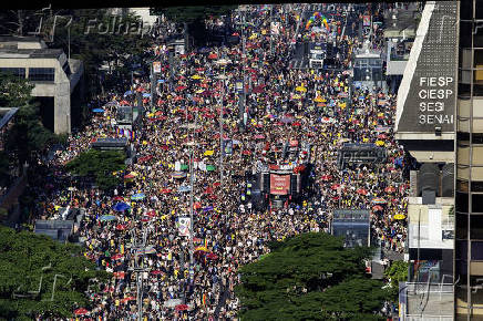 Pblico durante a 28 Parada do Orgulho LGBT+ de So Paulo