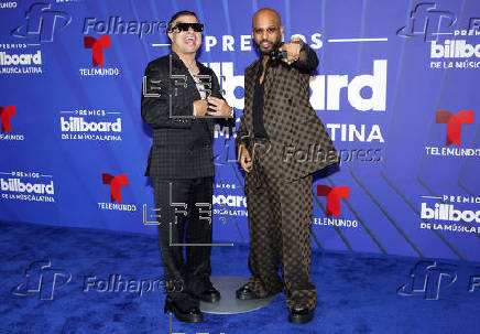 El negro y los diseos clsicos intervenidos dominaron la alfombra de los Latin Billboards