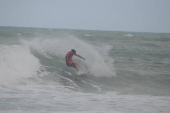 O surfista itlo ferreira ,vence estreia de campeonato em natal .