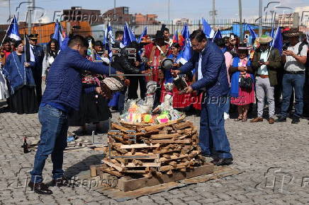 Arce celebra con un ritual ancestral nuevo liderazgo oficialista que reemplaza a Morales