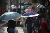 Pedestres enfrentam chuva na regio central de SP