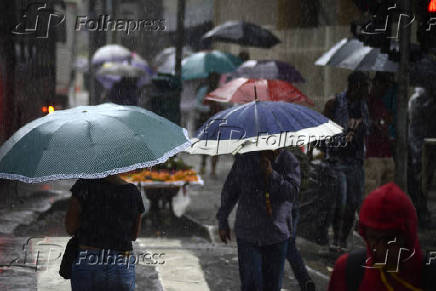 Pedestres enfrentam chuva na regio central de SP