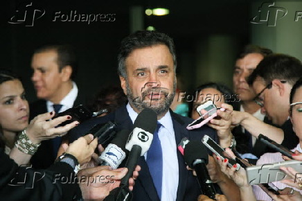 O senador Acio Neves durante entrevista 