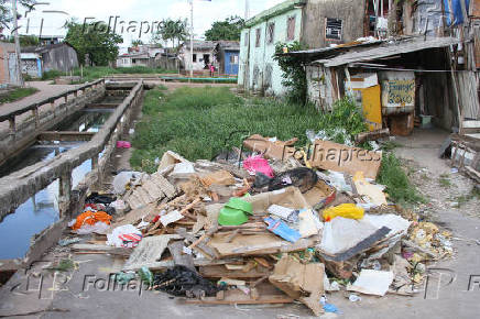 Falta de saneamento bsico no bairro da Terra Firme, periferia de Belm (PA)