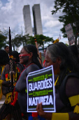 Indgenas brasileos participan en el Campamento Tierra Libre