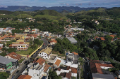 Vista de drone de moradias na cidade com Parque Estadual da Serra da Concrdia