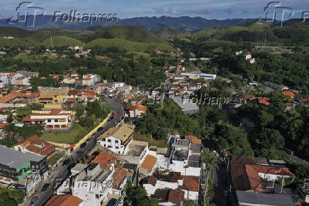 Vista de drone de moradias na cidade com Parque Estadual da Serra da Concrdia