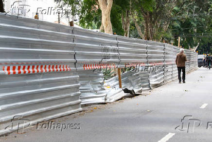 Ato contra o tnel da Sena Madureira  manifestantes fazem uma passeata e  quebram grade de proteo da sena Madureira,(10)SP