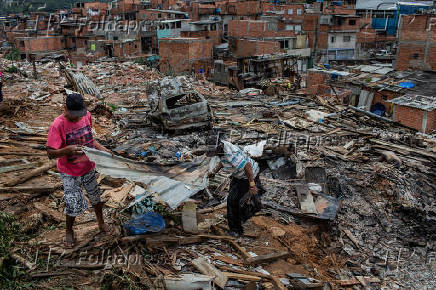 Moradores caminham nas runas da favela do Sapo, na gua Branca, em So Paulo