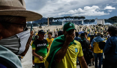 Vndalos apoiadores de Bolsonaro invadem a Congresso no ataque golpista