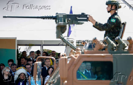 Militar segura metralhadora em carro do Exrcito no desfile da Independncia do Brasil