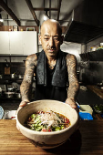 Retratos de Michihiko Shido, o Shin, um cozinheiro especializado em lmen