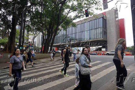 Pedestres enfrentam tarde gelada na Paulista