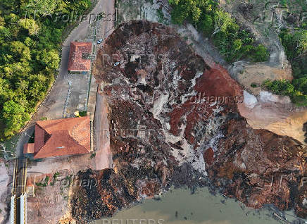 Amazonian port devoured by a drought-landslide on the banks of Solimoes