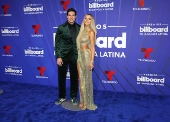 El negro y los diseos clsicos intervenidos dominaron la alfombra de los Latin Billboards