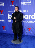 El negro y los diseos clsicos intervenidos dominaron la alfombra de los Latin Billboards